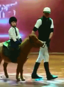 搞笑gif：孩子不到一岁就会走，全靠这把菜刀