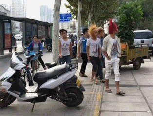 搞笑GIF：骑车不听劝，立马摔的四脚朝天