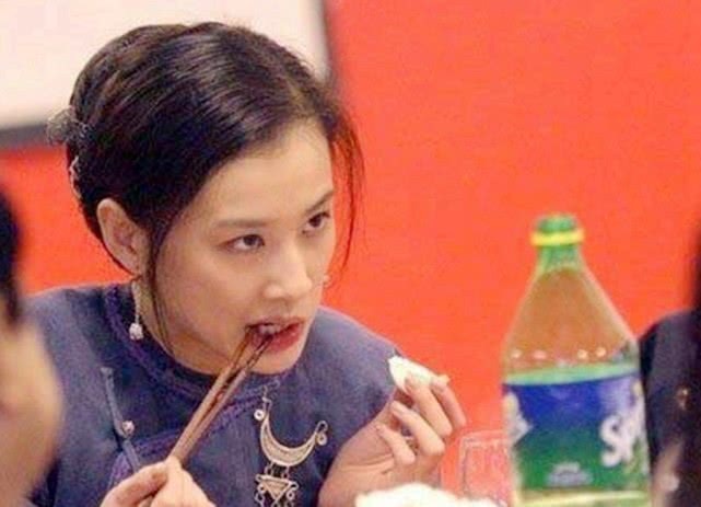 开心一笑：有一次喝多了，在饭店门口跟一只大狗子对峙！