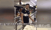爆笑gif图：当你和女朋友在家里亲热的时候&hellip;&hellip;
