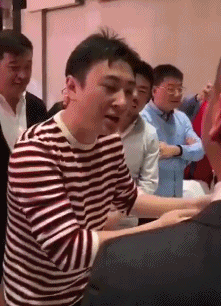 搞笑gif：最怕空气的突然安静，太窒息了！