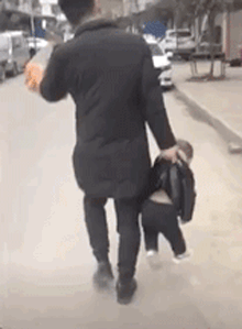 幽默gif：嫂子生了龙凤胎，大家都在群里说恭喜，结果我手滑发了句...