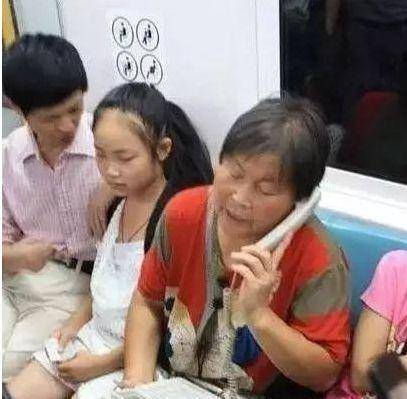 搞笑图片幽默段子笑话：大妈你还真是业务繁忙，电话接个不停啊