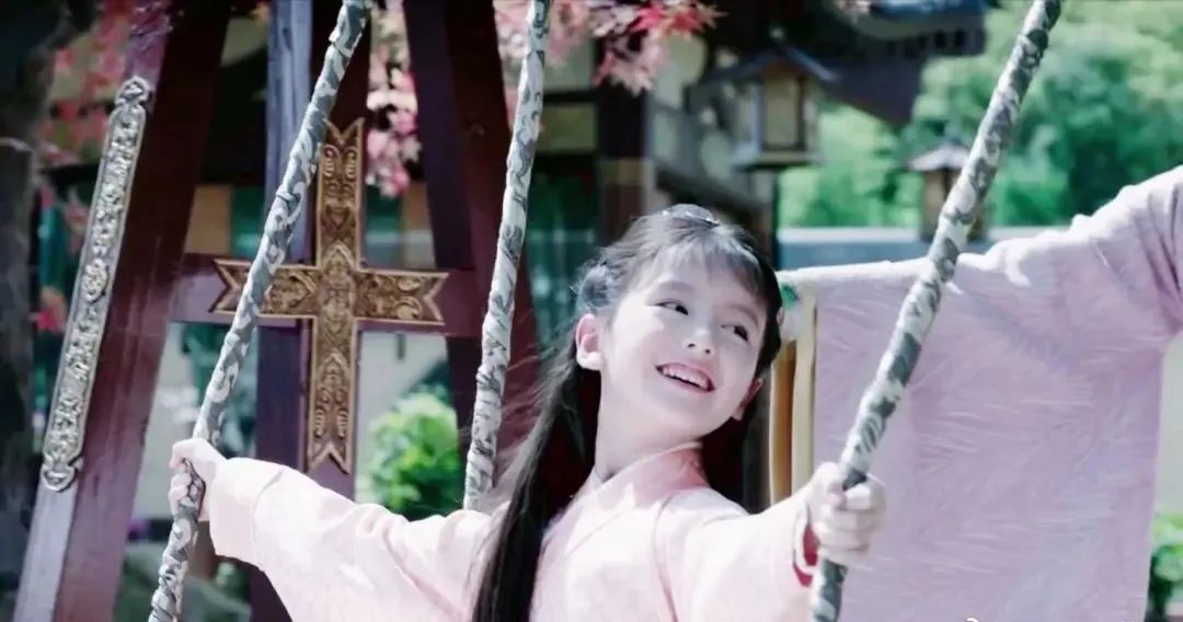 饰演童年时期的芸汐,与鞠婧祎合作的古装爱情奇幻剧《芸汐传》,tfboys