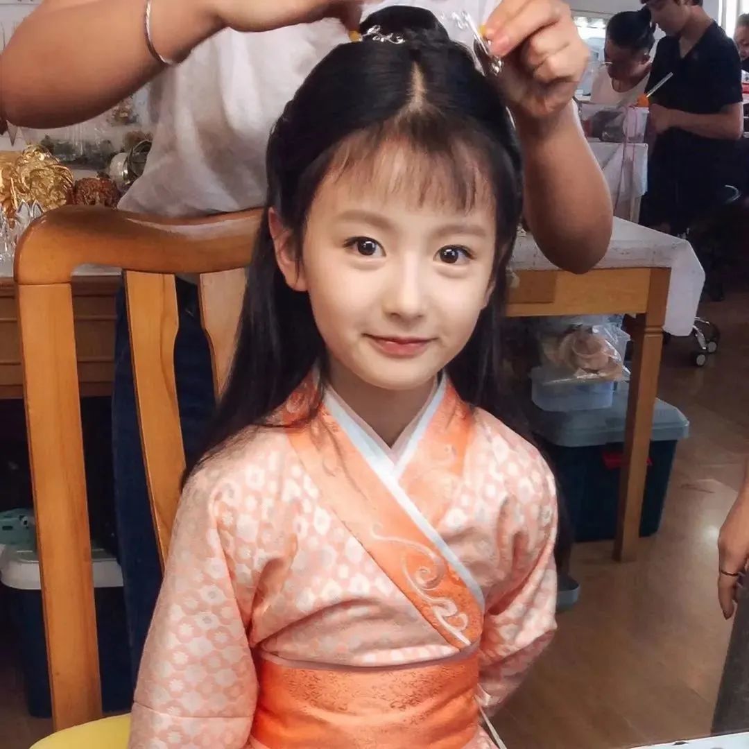 饰演童年时期的芸汐,与鞠婧祎合作的古装爱情奇幻剧《芸汐传》,tfboys