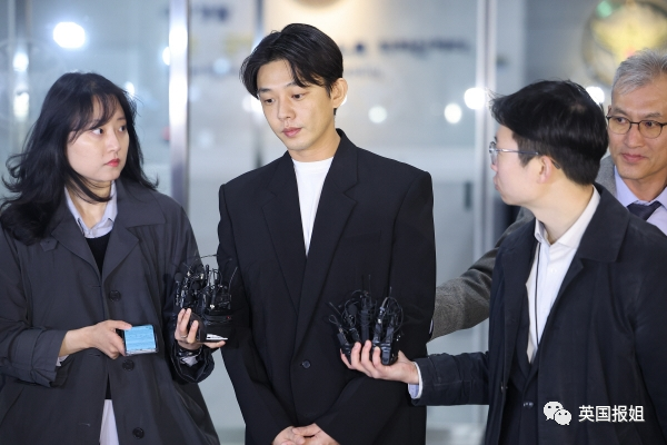 其中包括刘亚仁的艺术家男友崔河那,一名美籍男性和一名油管视频仓鼢