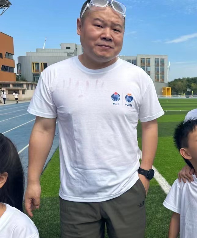 岳云鹏现身女儿学校同框似复制粘贴岳麓一读国际中学学费30万