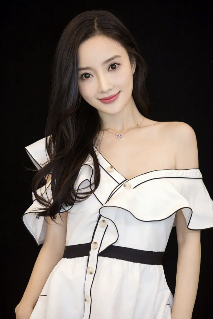 还记得《二十不惑》的姜小果吗?如今撞脸李小璐?