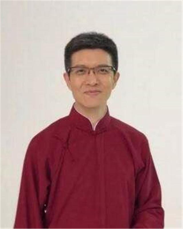 央视"最幽默"的新闻主播朱广权,2次高考复读,43岁白头仍未婚