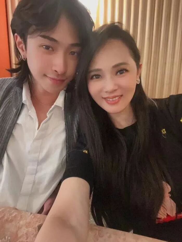 伊能静陪儿子逛街蹲地上陪儿子试鞋母爱爆棚小哈利一脸冷酷