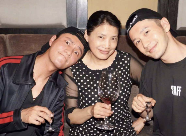 就是那个一手发掘陈坤,黄晓明,老师是被誉为"内娱明星酵母"的崔新琴.