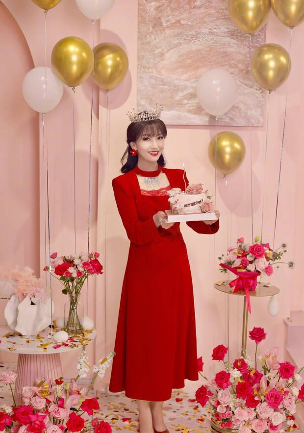 赵雅芝晒照庆祝70岁生日一席红衣笑容灿烂迷人