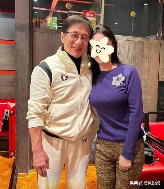 成龙近照：亮相泸州老窖封藏大典，一脸疲惫老态龙钟，网友看哭了
