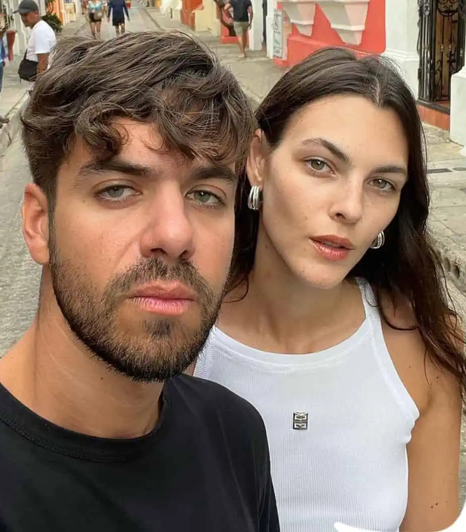 莱昂纳多与25岁新女友感情升温,互相投喂超恩爱,无名指戒指抢镜