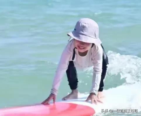 周一围罕见晒小儿子正脸，父子俩海边玩沙子，小小周圆肚子好可爱