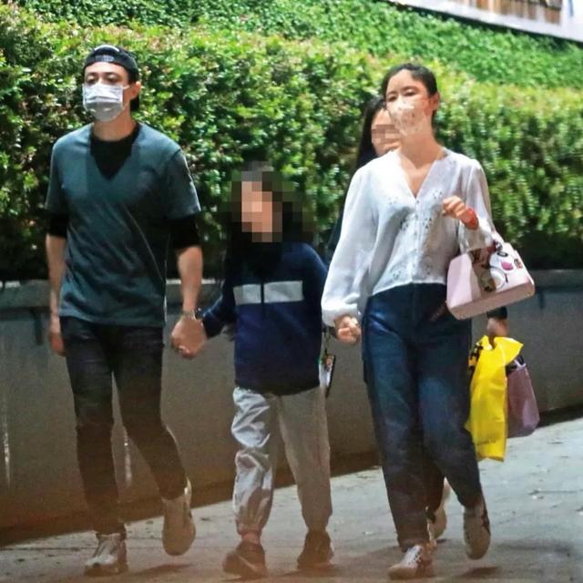 林心如霍建华一家三口近照，手牵手散步好有爱，8岁小海豚长高了