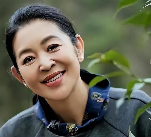 这7位发福的女星好可惜！年轻时倾国倾城，老了却胖成“土肥圆”
