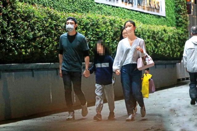 林心如霍建华一家三口近照，手牵手散步好有爱，8岁小海豚长高了