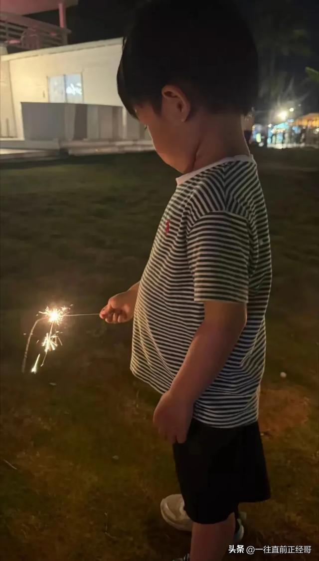 周一围罕见晒小儿子正脸，父子俩海边玩沙子，小小周圆肚子好可爱