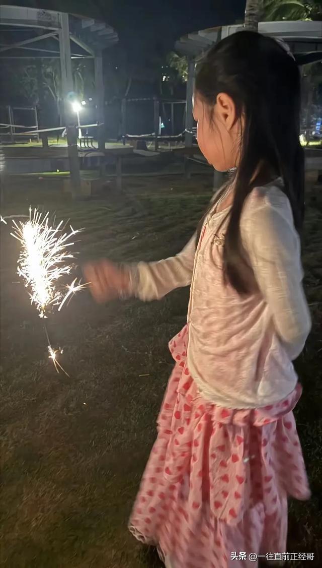 周一围罕见晒小儿子正脸，父子俩海边玩沙子，小小周圆肚子好可爱