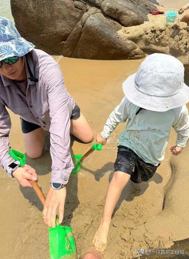 周一围罕见晒小儿子正脸，父子俩海边玩沙子，小小周圆肚子好可爱