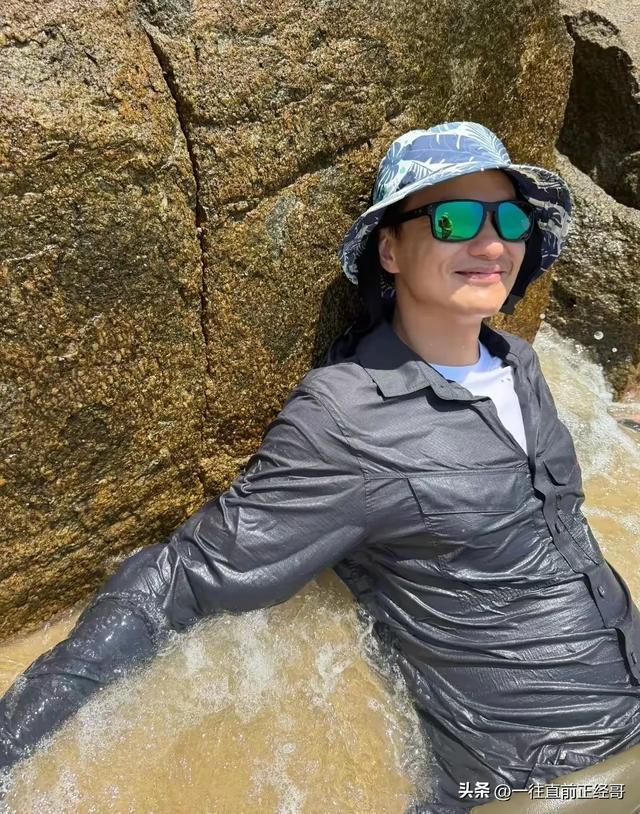 周一围罕见晒小儿子正脸，父子俩海边玩沙子，小小周圆肚子好可爱