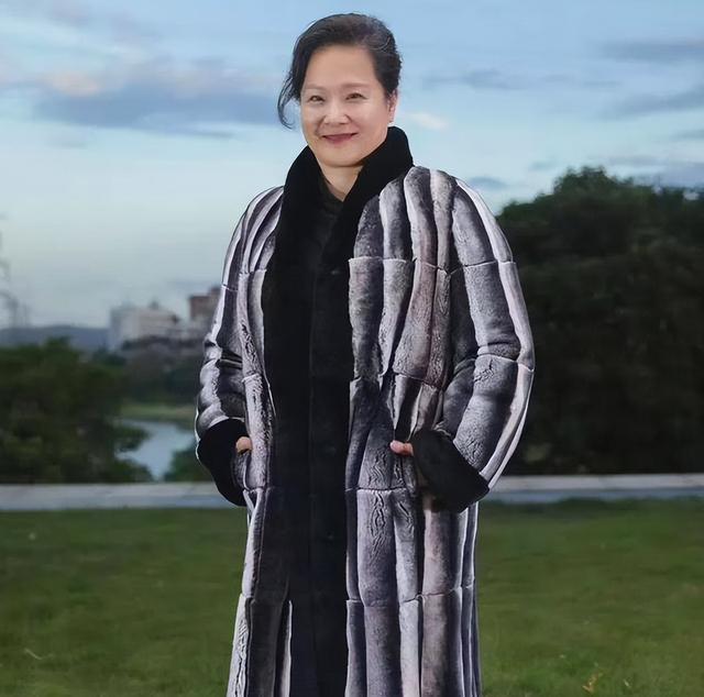 这7位发福的女星好可惜！年轻时倾国倾城，老了却胖成“土肥圆”