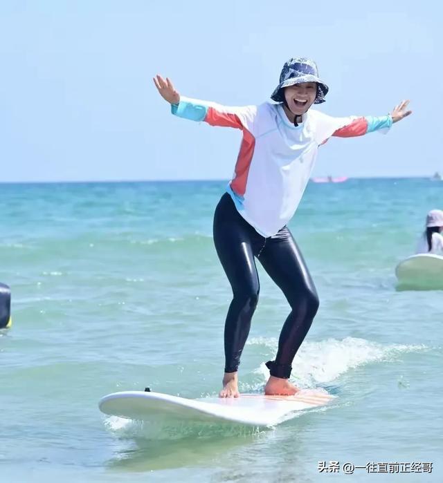 周一围罕见晒小儿子正脸，父子俩海边玩沙子，小小周圆肚子好可爱