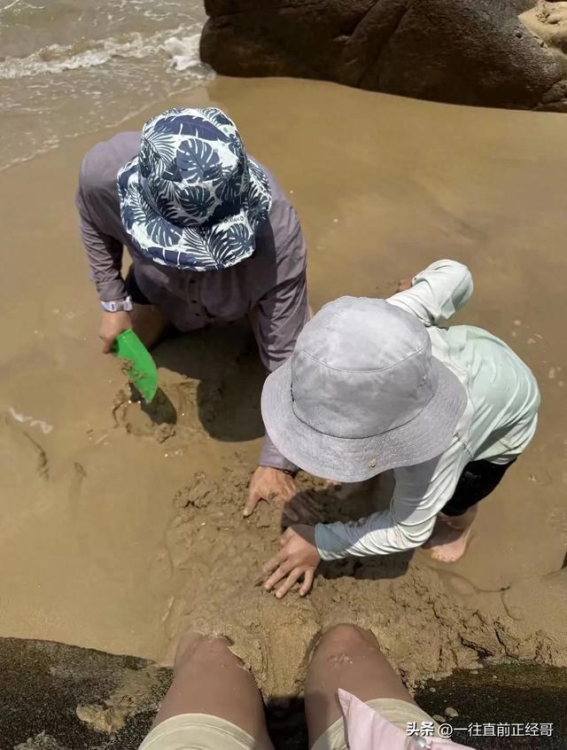 周一围罕见晒小儿子正脸，父子俩海边玩沙子，小小周圆肚子好可爱