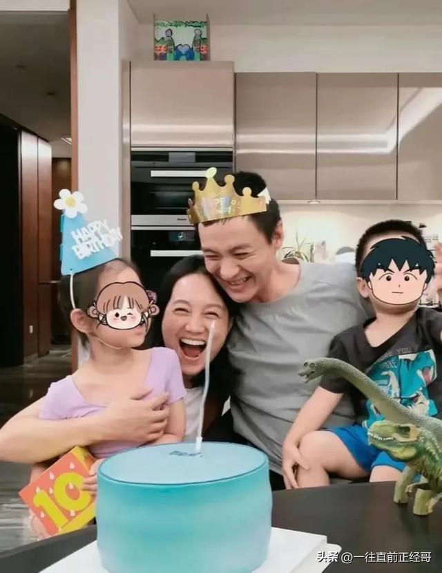 周一围罕见晒小儿子正脸，父子俩海边玩沙子，小小周圆肚子好可爱