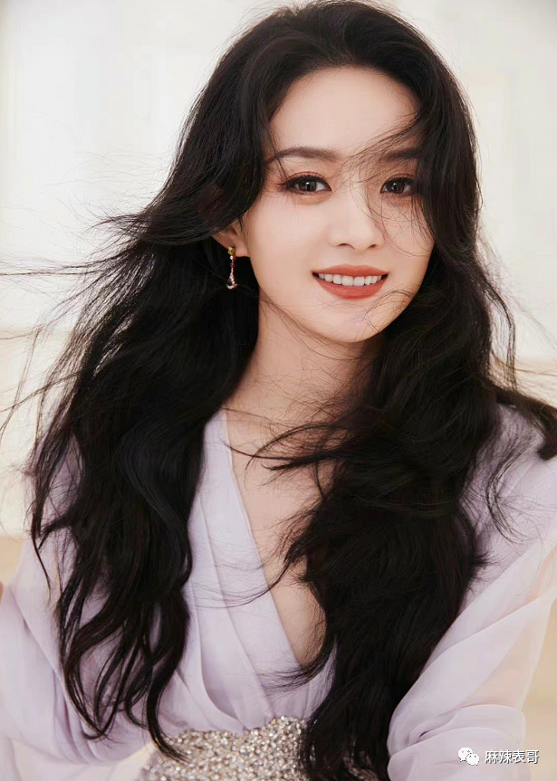 一位叫穆建明.给别的女艺人做过妆发,唐艺昕,赵丽颖,白鹿等.