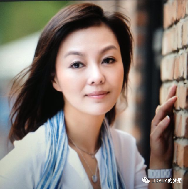 被称"国民妈妈",二婚嫁著名作家恩爱18年,两个女儿漂亮有才,53岁的她