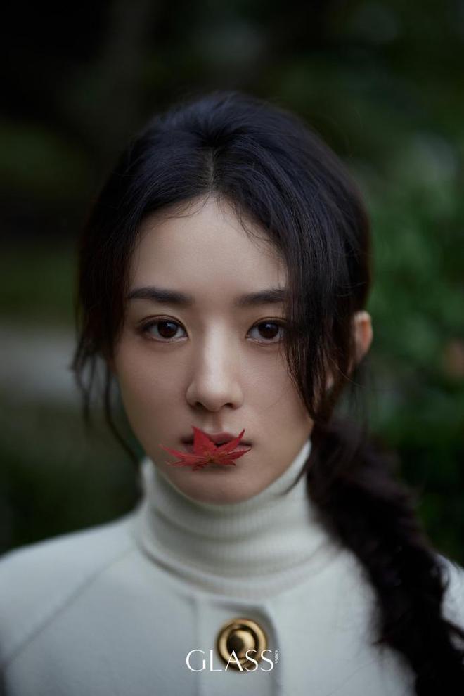 赵丽颖再登杂志封面,轻敲木鱼秀美腿,眼神凌厉气场强大