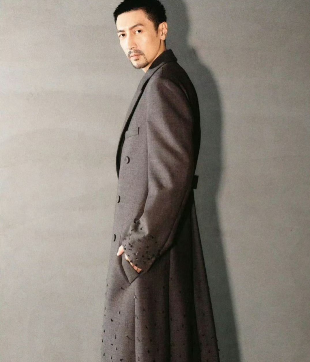 张鲁一是中国内地男演员,导演,参演过《女人帮》,《燃情大地》,《麻雀