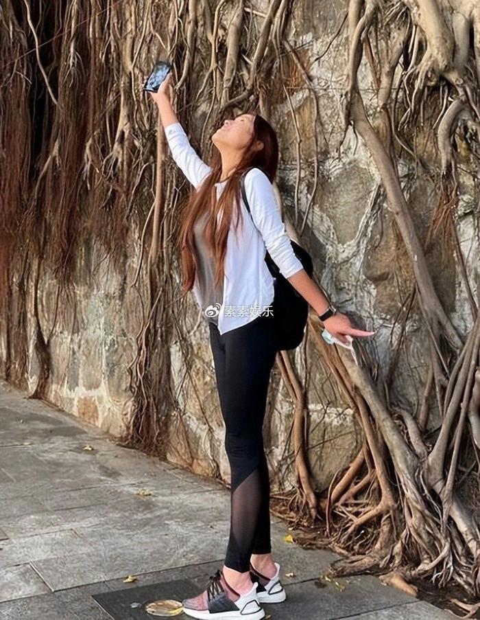 36岁女友陪72岁李龙基过中秋迎国庆女友在豪宅中秀恩爱