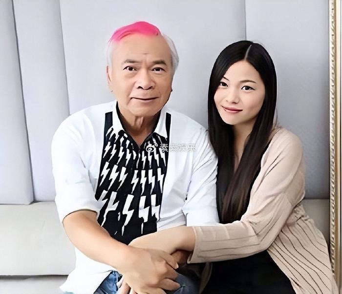 36岁女友陪72岁李龙基过中秋迎国庆女友在豪宅中秀恩爱