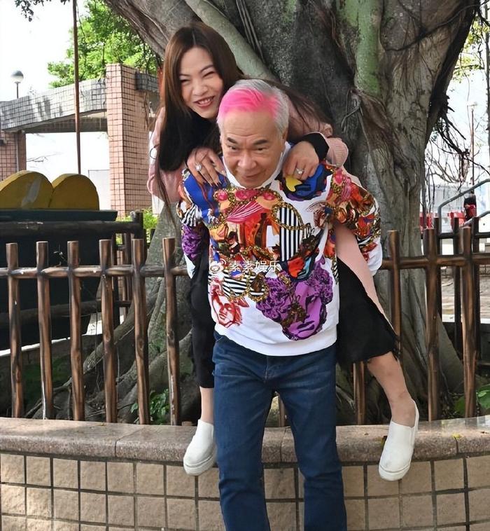 36岁女友陪72岁李龙基过中秋迎国庆女友在豪宅中秀恩爱