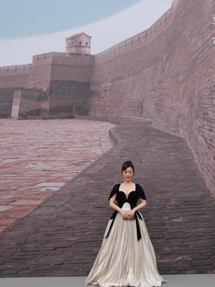 山西一枝花李珈西黑裙造型惊艳亮相平遥国际电影展