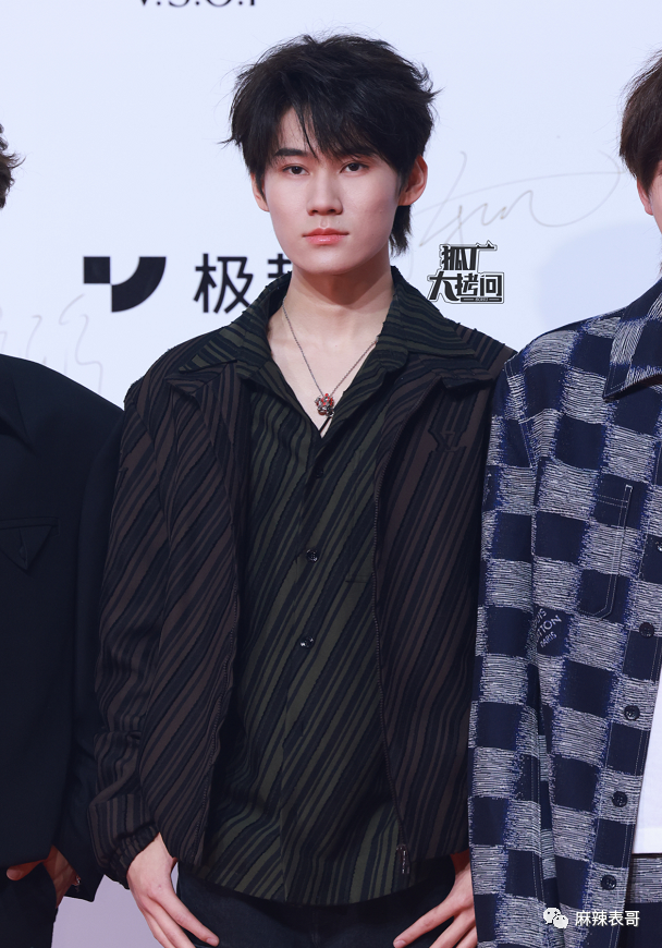 一起拍还没什么,挨个怼脸之后,我就多了疑惑:为什么马嘉祺是队长?