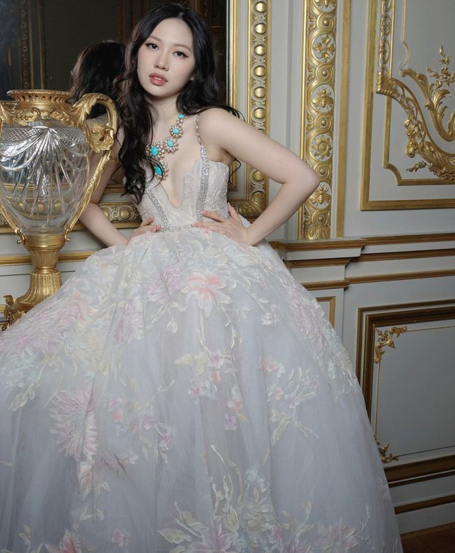 还记得巴黎名媛舞会吧她是唯一受邀的内地女孩