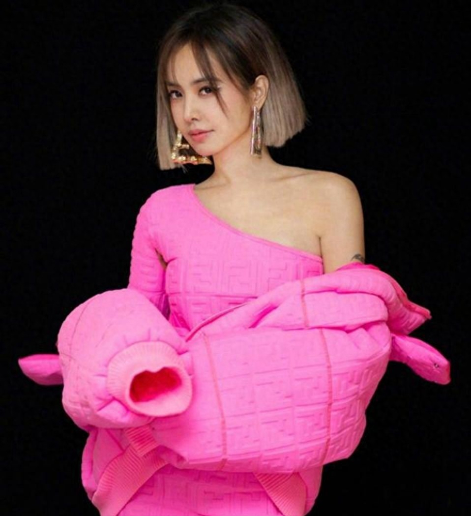 女明星穿衣有多大胆?完全不把观众当外人,蔡依林那个太过辣眼睛
