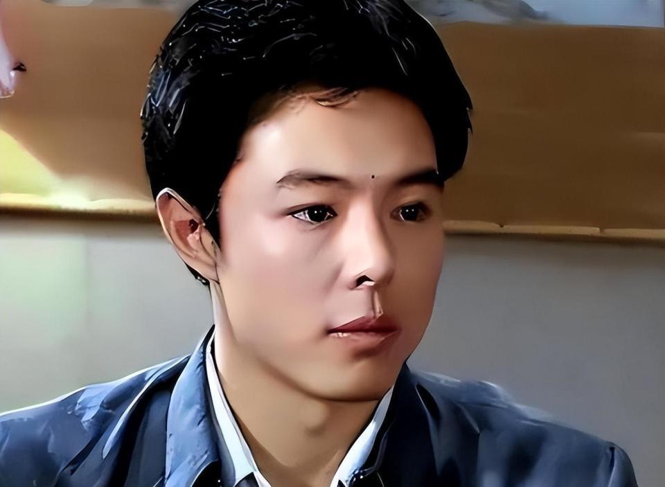 66岁坐上轮椅的张铁林,已经活成了一个"笑话"