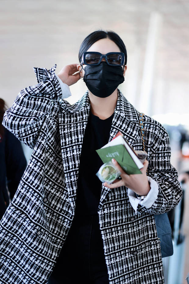 辛芷蕾与粉丝们互动。