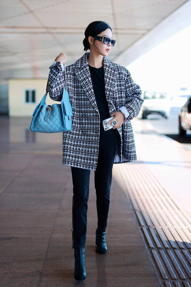 辛芷蕾穿搭又酷又辣。