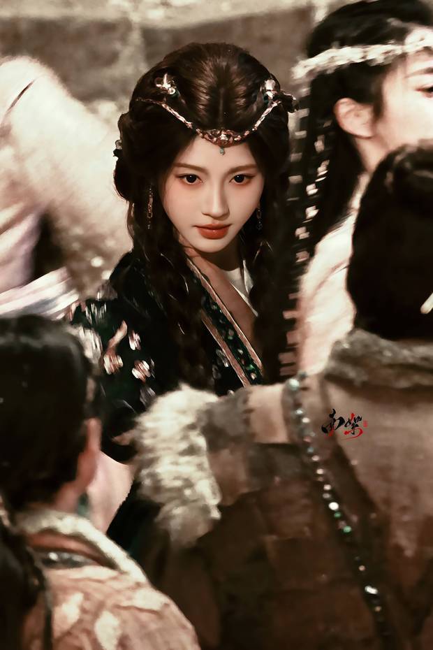 鞠婧祎极具异域风情。