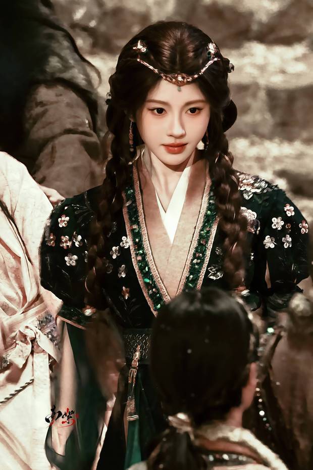 鞠婧祎很有古典美。