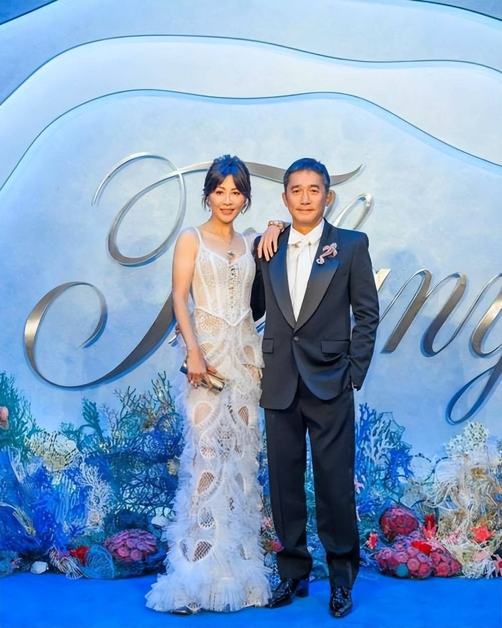 刘嘉玲 梁朝伟刘嘉玲泰国度假，两人结婚多年恩爱如初，刘嘉玲美腿抢镜