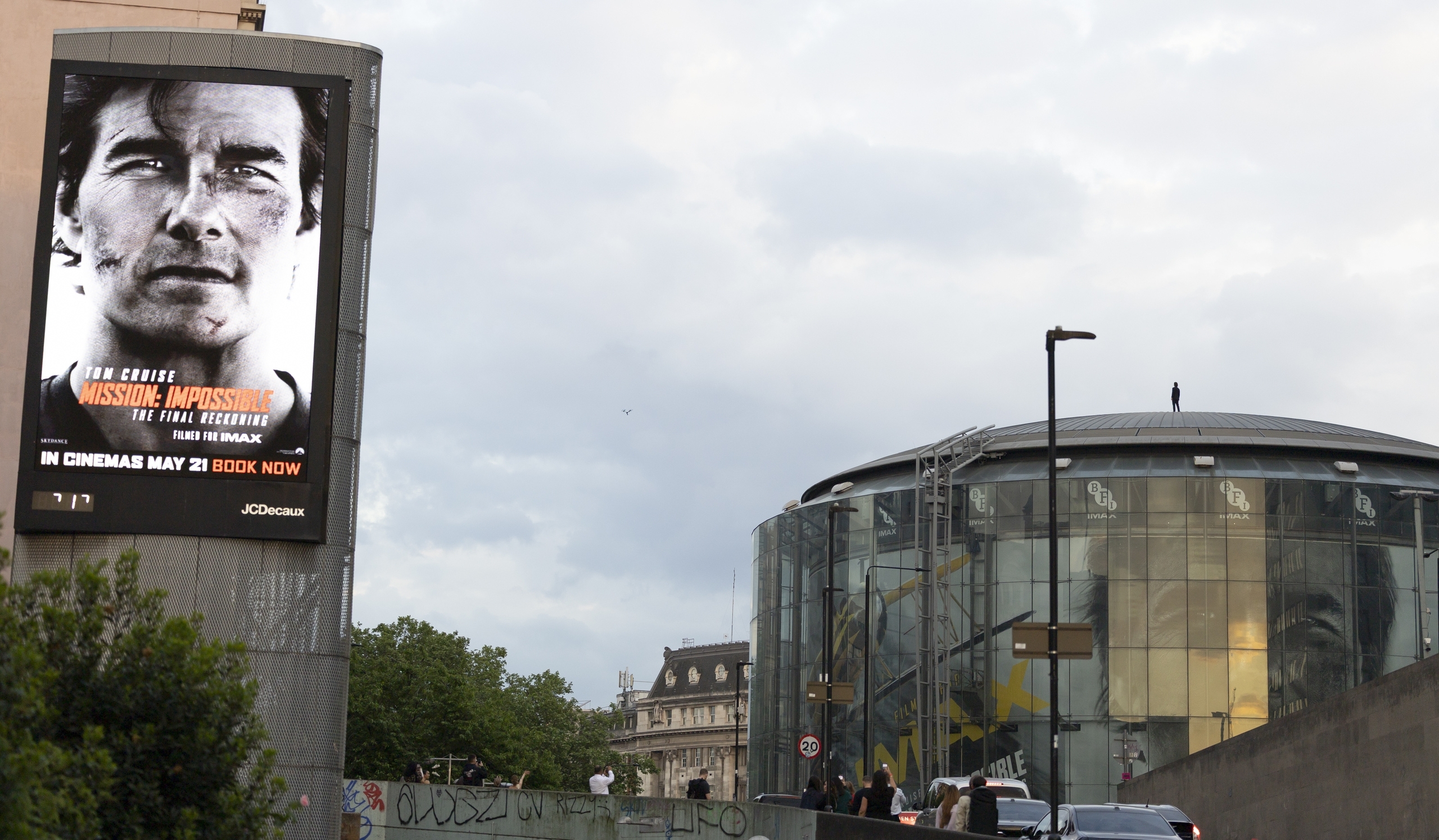 汤姆・克鲁斯现身BFI IMAX影院屋顶，为《碟中谍8》宣传造势