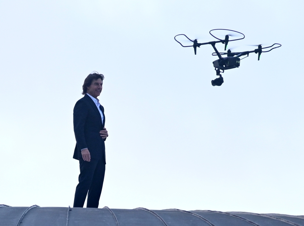 汤姆・克鲁斯现身BFI IMAX影院屋顶，为《碟中谍8》宣传造势