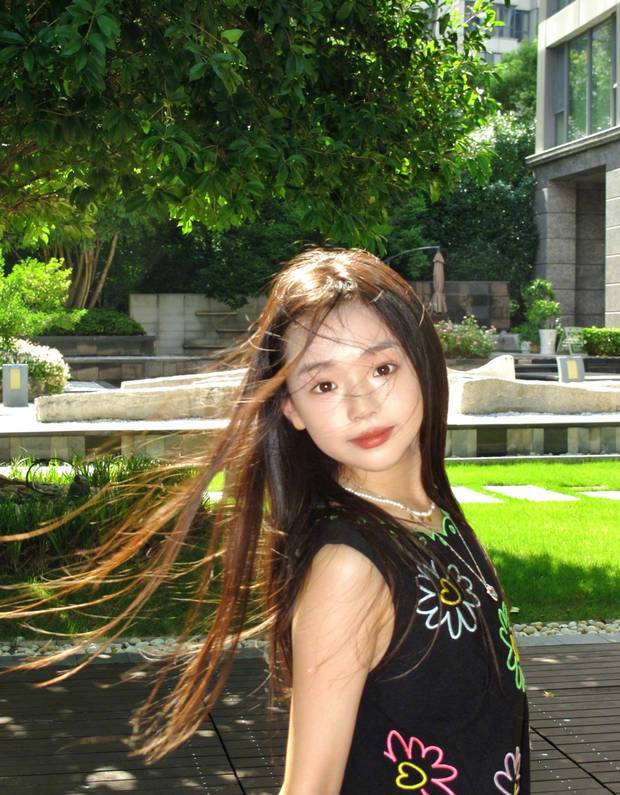 小酒窝发丝飞扬氛围感十足。